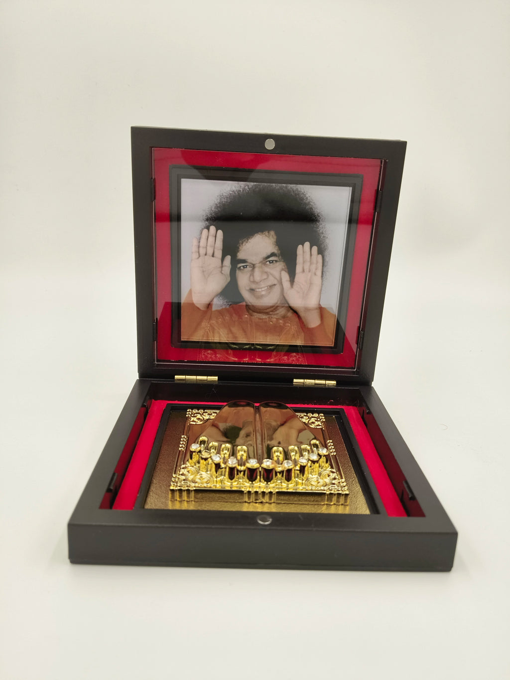 Sri Sathya Sai Baba Yantram in black display case with photo inside lid